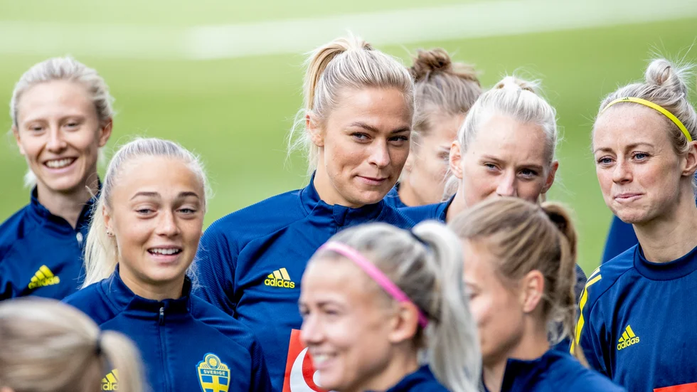 Fridolina Rolfö (i mitten) under måndagens träning inför VM-kvalmatchen mot Georgien på Gamla Ullevi.