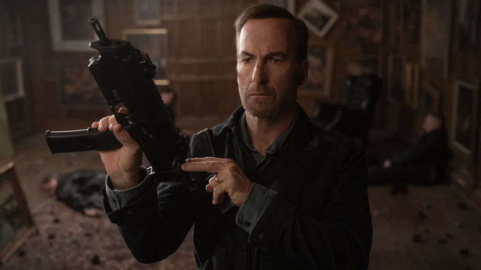 Hutch Mansell (Bob Odenkirk) i "Nobody" gör sitt bästa för att maskera sitt innersta jag. Pressbild.