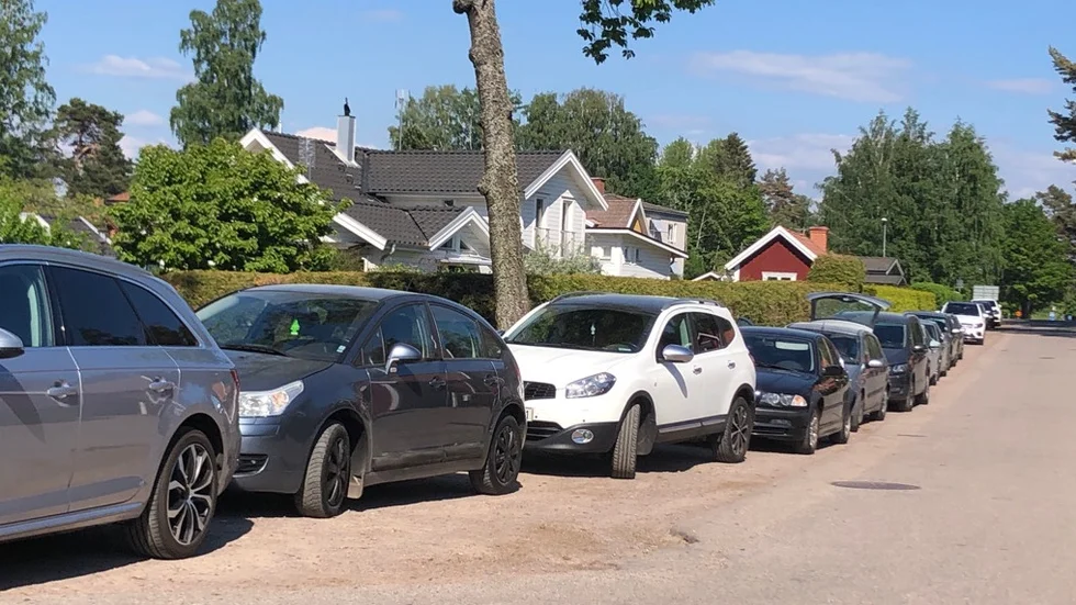 Bilar står parkerade längs Månvägen trots förbud.