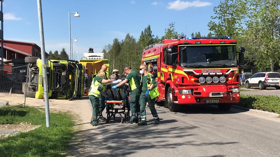 En person fick föras till sjukhus efter en singelolycka i höjd med Acusticum. 