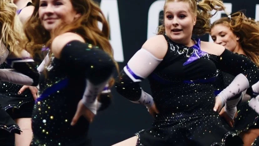 Matilda Grape, till höger i bild, har blivit tilldelad stipendium från Lion Club för sitt engagemang inom cheerleading. 