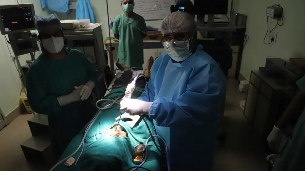 Den kvinnliga patienten avled två veckor efter att hon opererats av en man som låtsades vara läkare. Personerna på bilden har inget med händelsen att göra. Arkivbild.