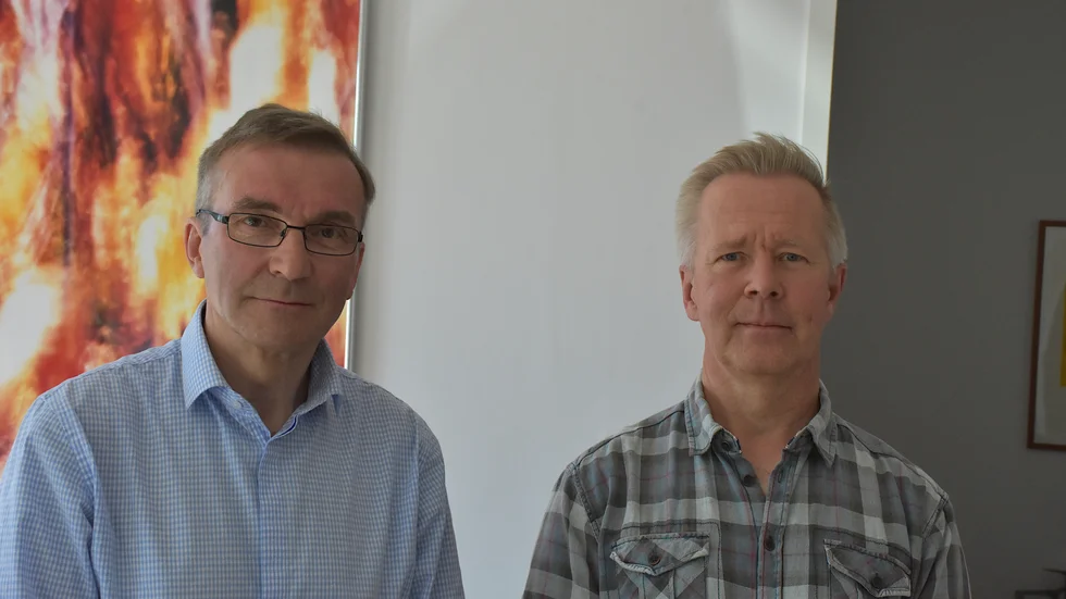 Roger Suup och Mats Taaverniku, socialdemokraterna, vill att majoritet i kommunfullmäktige ändrar sig om var den nya järnvägsstationen ska ligga.