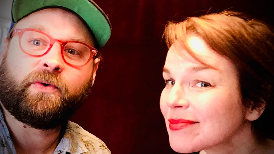 Eric Palmqwist tog en selfie med Anna Järvinen under inspelningen av "Kom en liten stund".