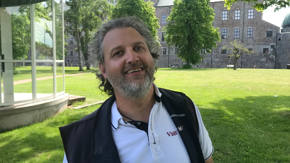Johan Lindell kan ha bygdens vackraste arbetsplats när han som hamnvärd jobbar intill slottet och Vätterns strand i Vadstena. I den här miljön gästar han också veckans Sportsnack som handlar om hallar i Linköping och Vadstena, och om pandemins "vinnare" padel och discgolf.