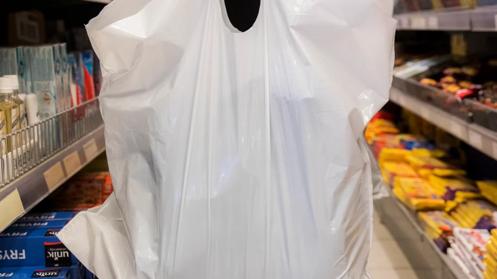 Insändarskribenten är kritisk till miljöskatten på plastkassar. 