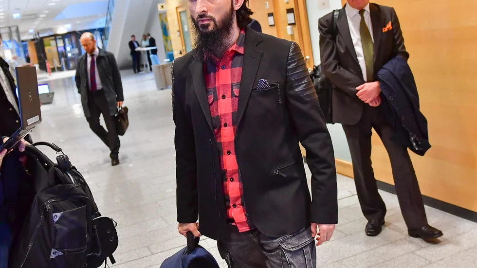 Tumsu Abdurachmanov utanför säkerhetssalen i Attunda tingsrätt i november 2020. Arkivbild.