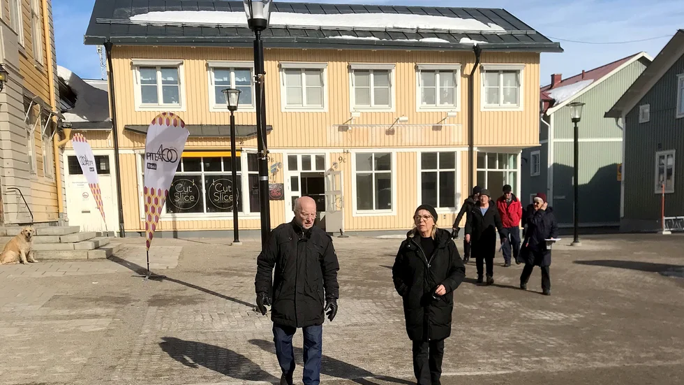 Ove Lindblom och ordförande Sara Dahlberg på väg att avsluta sin promenad.