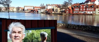 "Konstnärerna är utan jobb - byråkraterna har full lön"