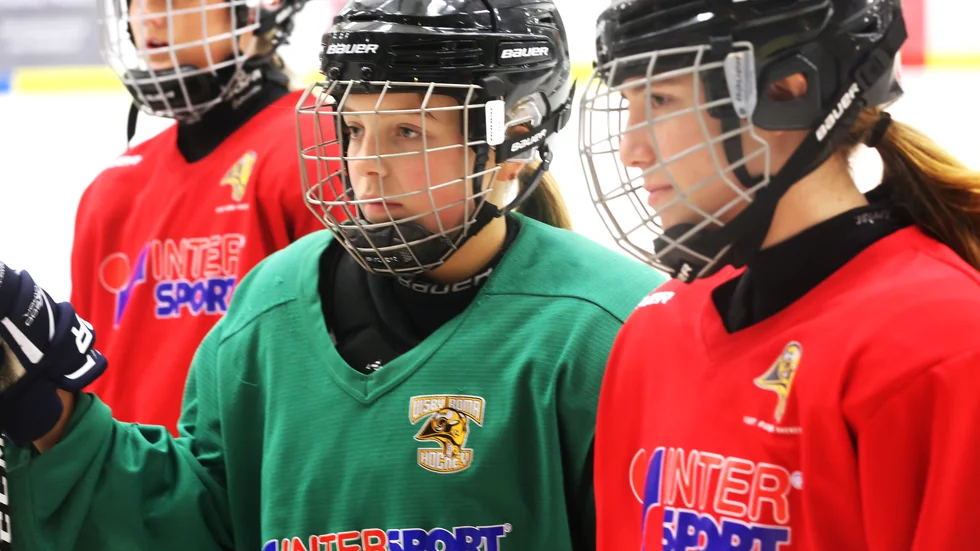 Bästa vännerna Freja Karlström och Josefine Godman ska tillsammans åka till USA för studier på hockeycollege.