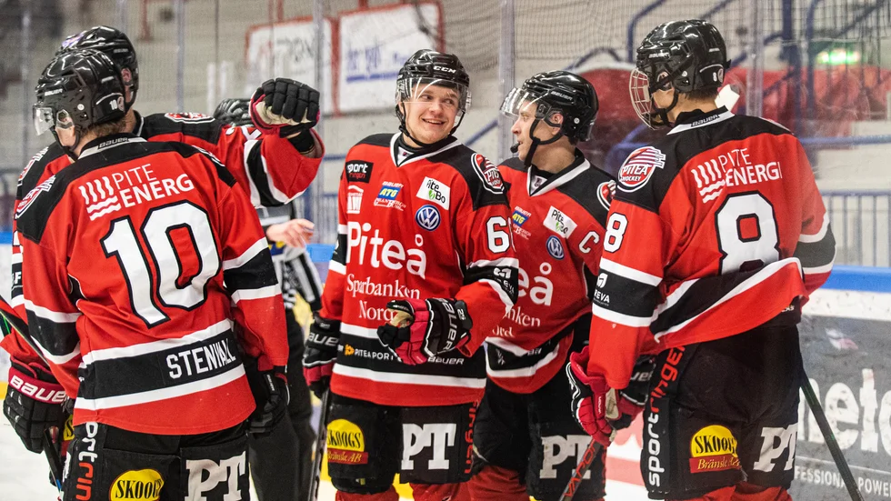Piteåjubel efter segern mot Hudiksvall i tisdags. Idag väntar avgörande match i Glysingehallen.