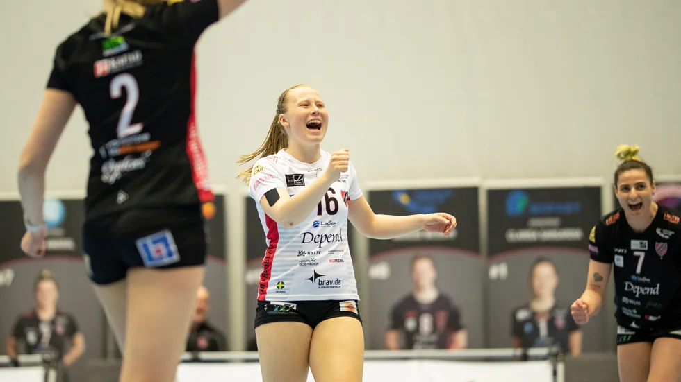 "Vi förtjänar att stå i final, så att åka ut i en semi finns inte ens på kartan", säger Emmy Andersson.