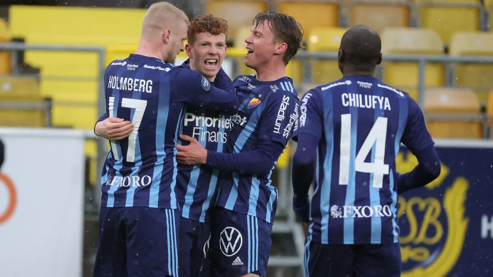 Djurgårdens Aslak Fonn Witry (två från vänster) jublar efter 0-1 och grattas av lagkamrater under söndagens match i allsvenskan mellan Elfsborg och Djurgården.