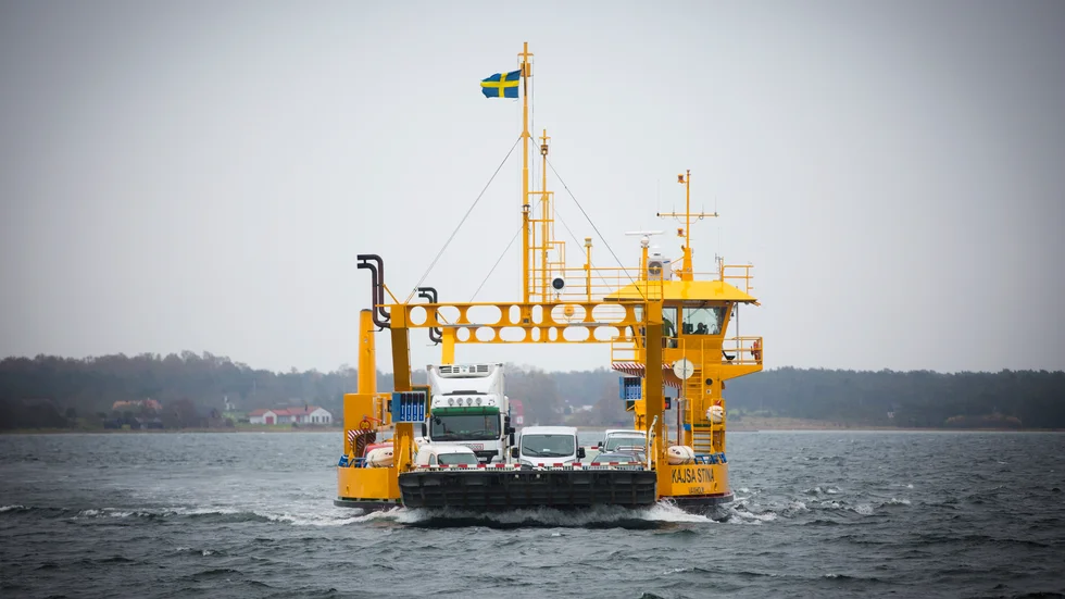 "Arbetet för att skapa en fast broförbindelse mellan Gotland och Fårö måste fortsätta, trots investeringar i nya färjor med tillhörande infrastruktur".