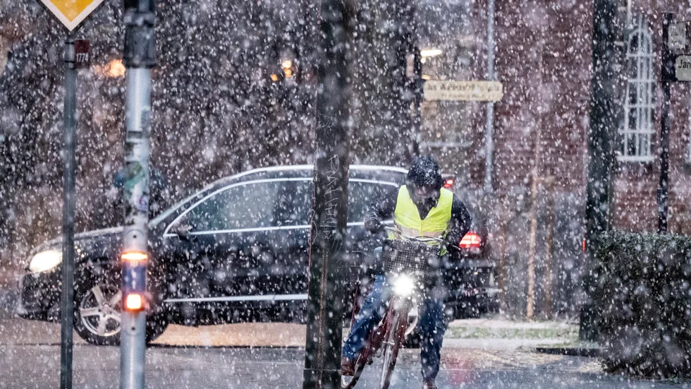 Snöfallet väntas hålla i fram tills lördag förmiddag.