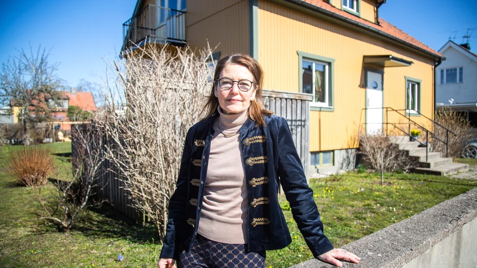 Elisabeth Kalkhäll hemma vid villan i Visby. Efter att ha lämnat jobbet som vd för Gotlandshem ska hon nu vila upp sig ett tag. Vad som händer framöver vet hon inte än.