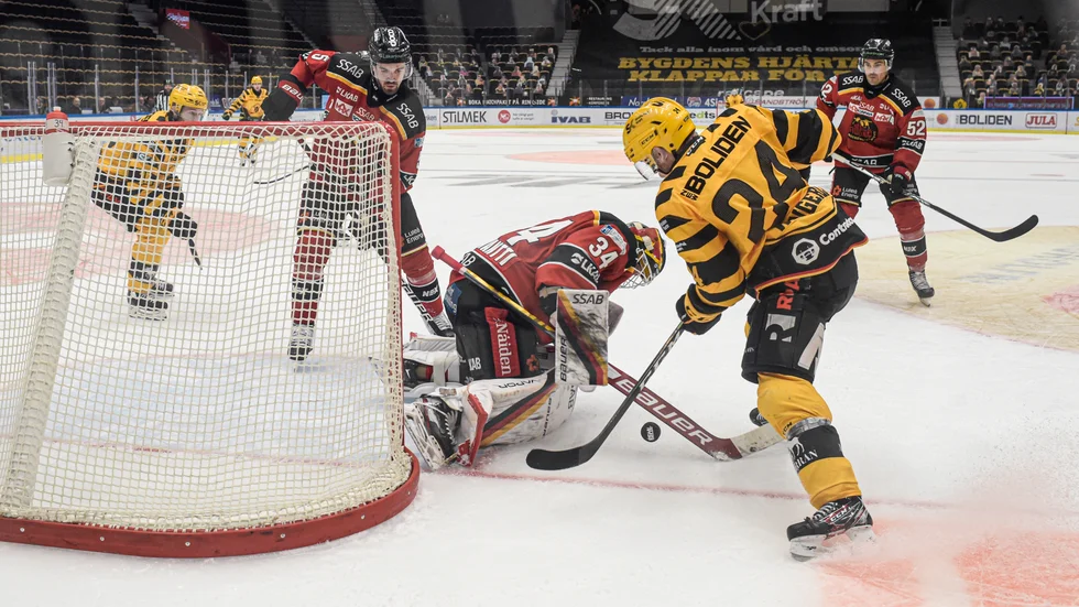 Skellefteås Andreas Wingerli var nära att göra mål men Luleås målvakt Joel Lassinantti var omutlig.
