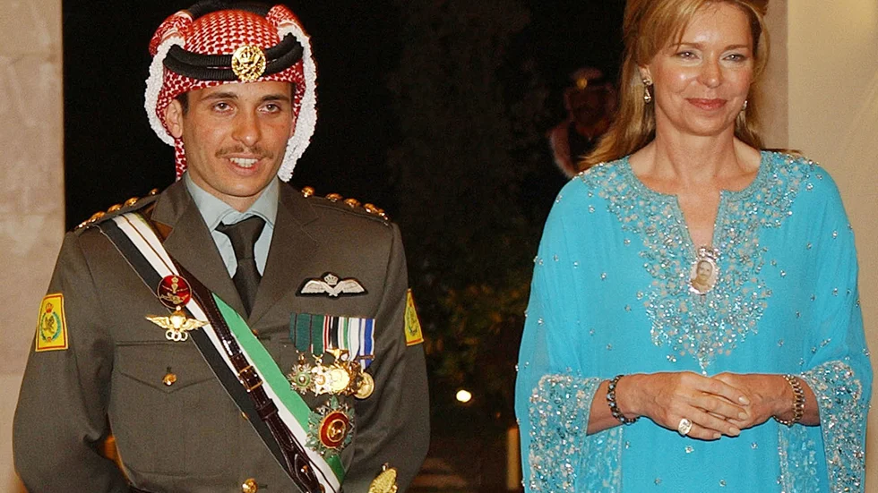 Jordaniens tidigare kronprins Hamza med sin mor drottning Noor. Arkivbild.