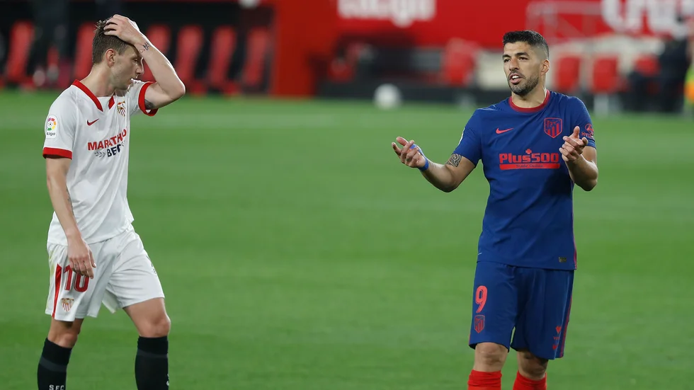 Luis Suarez (höger) och hans Atlético Madrid förlorade mot Sevilla med 0–1.