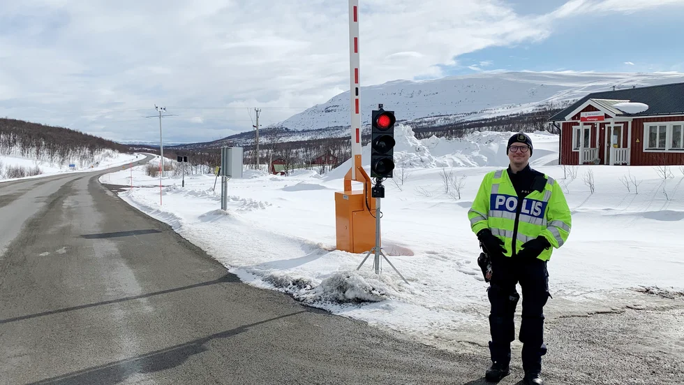 Under onsdagen och torsdagen var bland annat polisassistent André Hansson på plats i Merkenäs för att kontrollera inresande bilister. Under onsdagen passerade elva personbilar och 20 under torsdagens arbetspass.