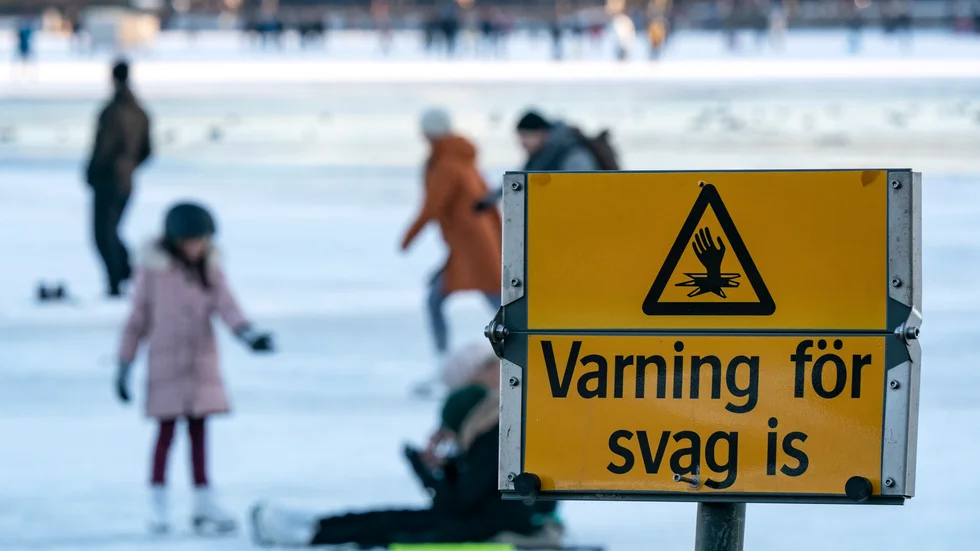 Två personer har förts till sjukhus efter en isolycka utanför Vaxholm. Arkivbild.