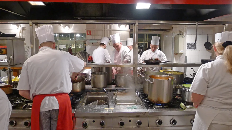 Visita och Hotell- och restaurangfacket HRF tecknade ett avtal om korttidsarbete för besöksnäringen för ett år sedan, utan det hade ett stort antal människor stått utan jobb idag, enligt arbetsmarknadsministern med flera.