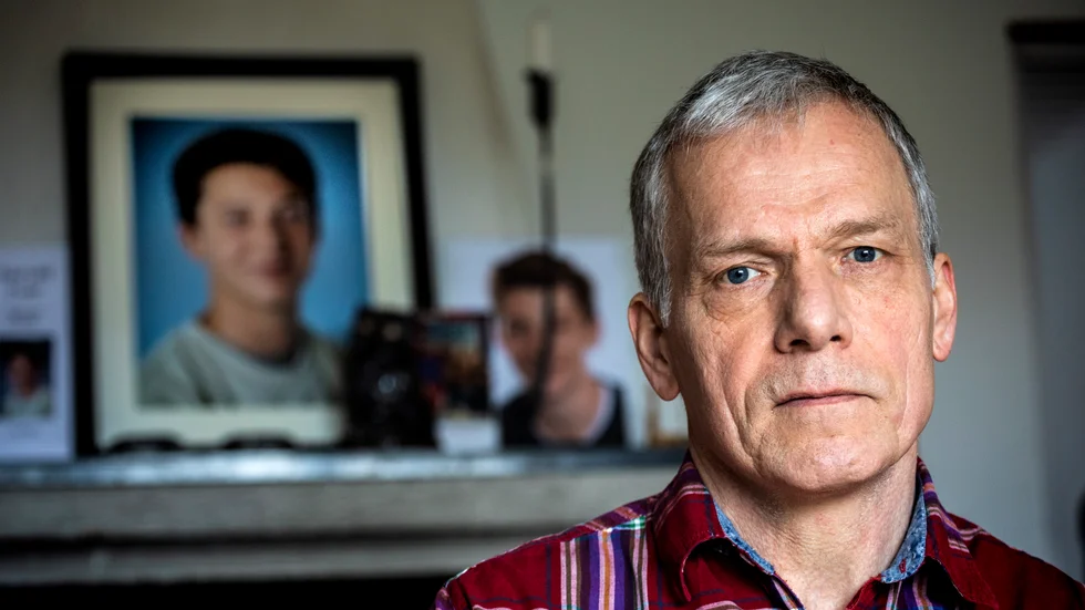 Peter Steffners son Ivar, på bilden i bakgrunden, tog sitt liv, 17 år gammal. Nu kritiseras läkaren som gav Ivar adhd-mediciner utan utredning eller uppföljning. Beslutet ger Peter Steffner råg i ryggen att driva ärendet vidare. 