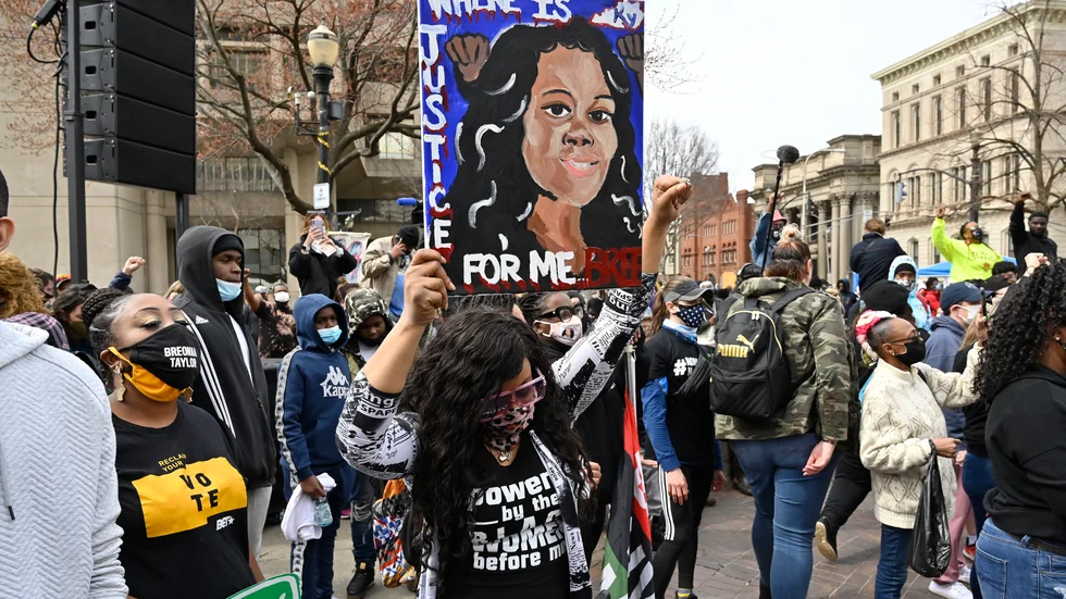 Demonstranter kräver rättvisa och att rättssystemet reformeras, ett år efter polisens dödsskjutning av 26-åriga Breonna Taylor.