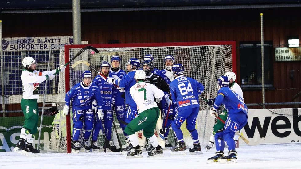 Klassisk bandybild i hörnsituation. Nästa säsong får IFK Motala möta ett nytt lag, IFK Rättvik.