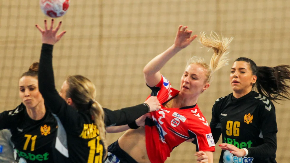 Henny Reistad och Norge fick en mycket tung start på OS-kvalet. Norskorna, som vann EM i december, föll med hela 23–28 mot Montenegro i grupp 3.
