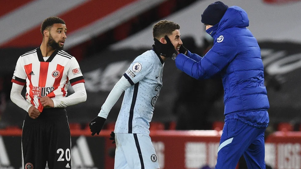 Chelseas mittfältsstjärna Jorginho kramas om av tränaren Thomas Tuchel. Arkivbild.