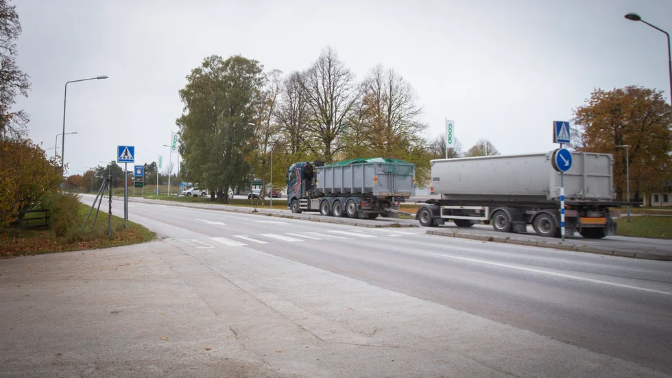 Mormodern oroas över att barnbarnen måste korsa den hårt trafikerade väg 148.