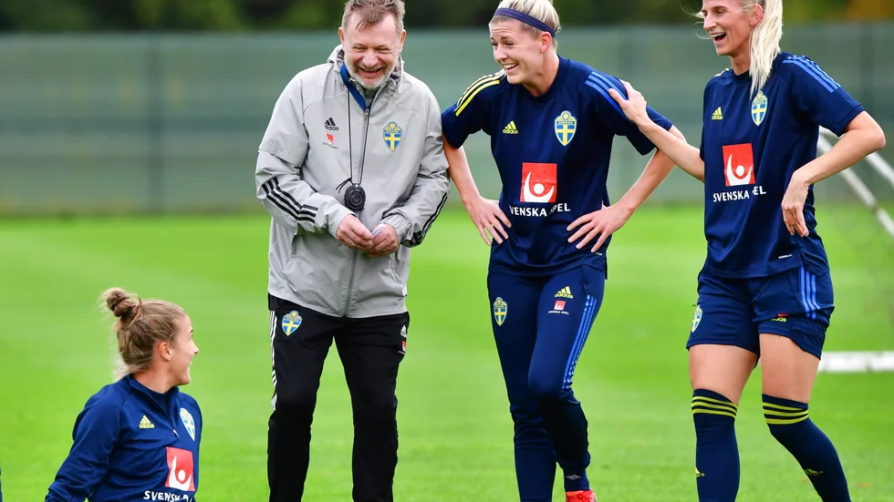 Filippa Angeldahl, förbundskapten Peter Gerhardsson, Olivia Schough och Sofia Jakobsson under en av veckans träningar i Dublin inför kvällens VM-kvalmatch mot Irland.