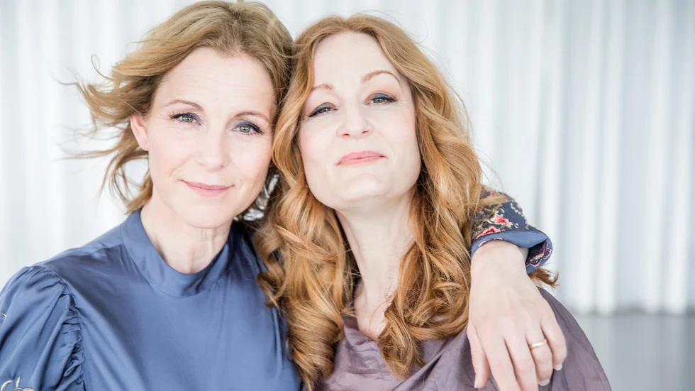 Helen Sjöholm och Anna Stadling är barndomsvänner. De föddes med bara en dags mellanrum på BB i Sundsvall.