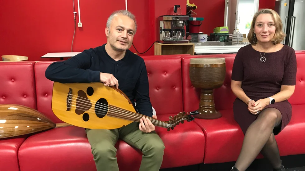 Muhammed Khaladyan och Ann Blomqvist jobbar med den nya mötesplatsen i Valsta.