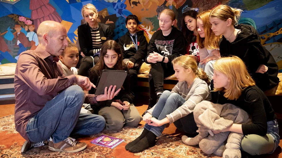 Mats Löfberg berättar för skolbarnen från Långbergskolan om den nya bokappen.
