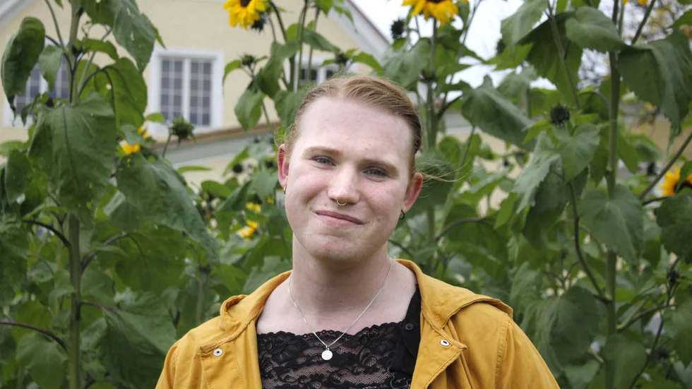 Lovis Jacobsson är glad för gemenskapen och öppenheten inom folkmusiken. "Det spelar liksom ingen roll hur man är eller vad man identifierar sig som. Man är där för att hålla på med musik och dans tillsammans. Inget annat spelar någon roll", säger hen.