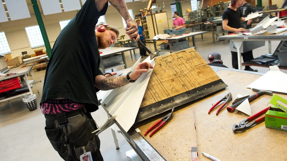 Statusen för praktiska yrkesutbildningar måste höjas, menar ledarskribenten som ser det som positivt att regeringen satsar på att utveckla yrkeshögskolan.