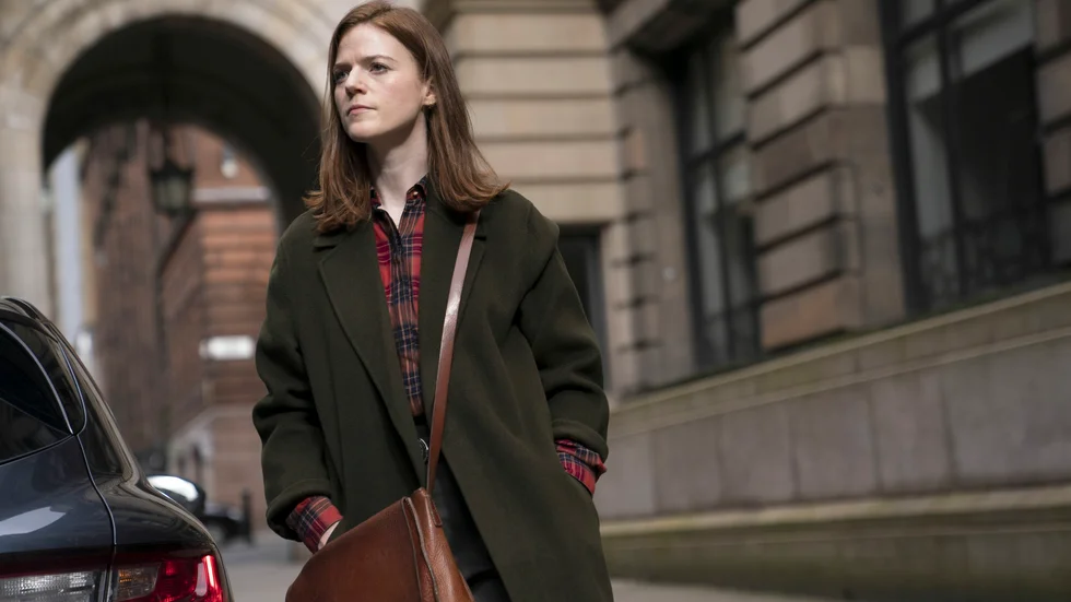 Rose Leslie spelar den unga, hungriga kriminalpolisen Kirsten Longacre i Edinburgh, som kommer en internationell mörkläggning på spåren när hon utreder ett dödsfall ombord på en brittisk ubåt i tv-serien "Vigil - död man ombord".