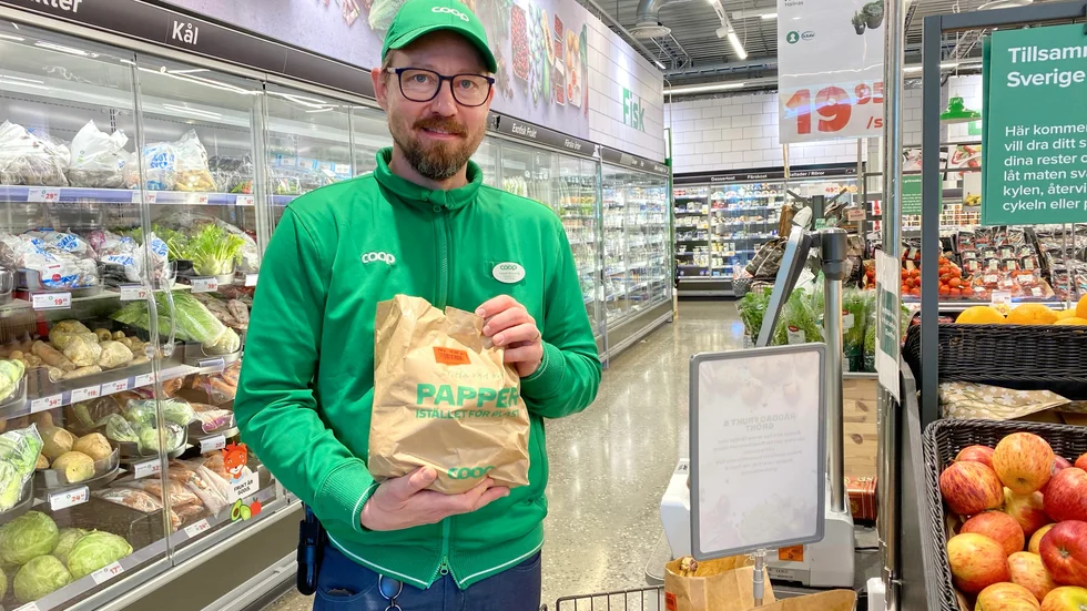 "Vi packar frukter som inte är så snygga i påsar som vi säljer för tio kronor styck", säger butikschefen Fredrik Stenberg på Coop Norra ringen.