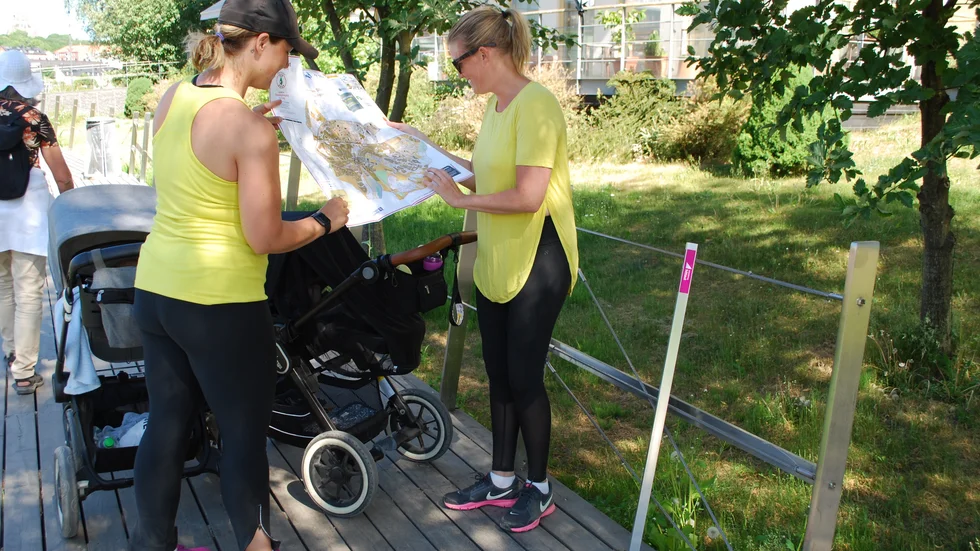 Det går bra att orientera med barnvagn med Hittaut i Enköping.