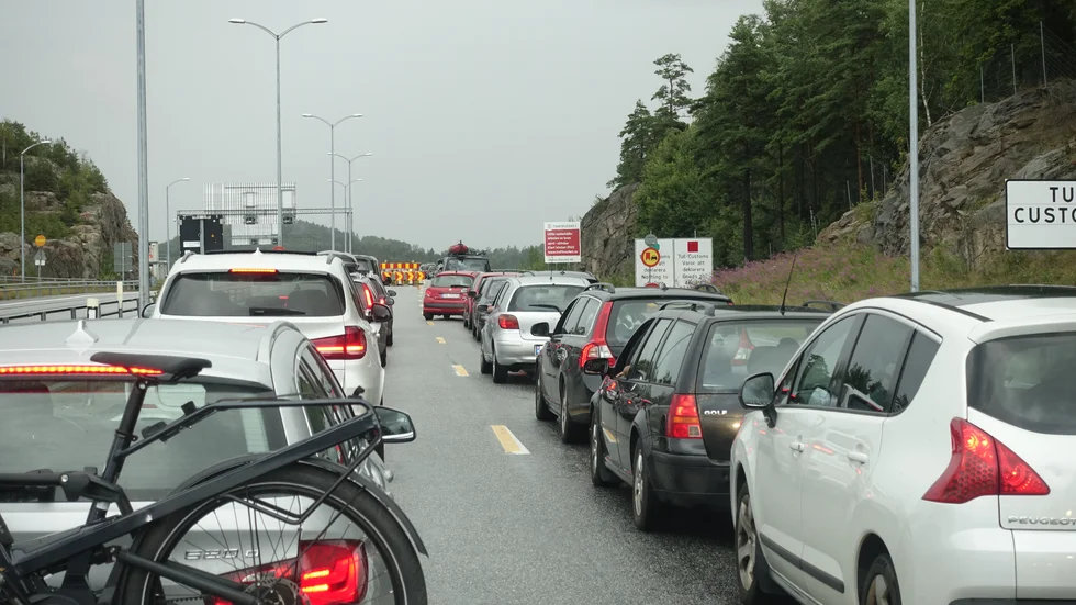 Det var långa köer vid Svinesund på söndagseftermiddagen. Från midnatt införs karantänskrav för inresande från bland annat Skåne och Halland och många hade brått att komma hem till Norge innan dess.