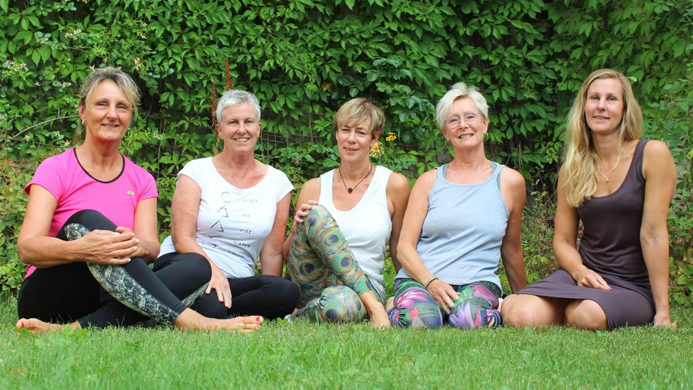 Helene Svärdstål, Git Jansson, Kristin Ludvigsson, Kerstin Severin och Ann-Sofie Vennersten är fem av tolv yogainstruktörer som håller i pass under yogaveckan i Västervik. Fattas på bilden gör Jill Weidenstolpe, Karin Johansson, Katja Jennekvist, Linda Bohm, Maria Johansson, Tuulikki Kinnunen och Ucci Ask.