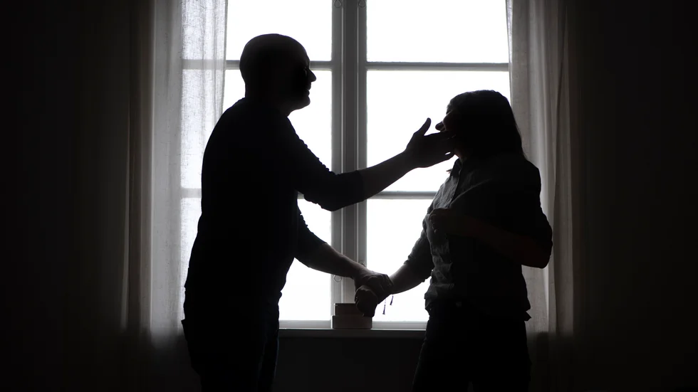 Mannen har tidigare misshandlat kvinnan som han haft någon form av relation med.