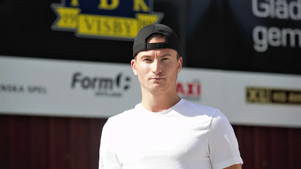 Nittonåriga Anton Thulin spelade innebandy i IBK i tretton år. Men efter säsongen valde han att prioritera jaget före laget.