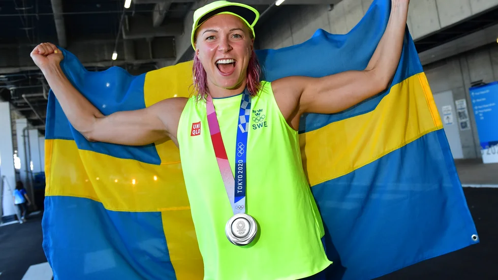 Sarah Sjöström med silvermedalj och svensk flagga jublar över sitt OS-silver på 50 meter frisim.