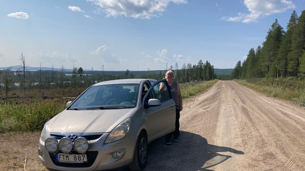 Mari-Anne Lindmark har fritidshus i Långviken. Den senaste veckan har hon tvingats ta bilen upp på en höjd för att kunna ringa och ta emot samtal. "Det är tur vi har hittat det här stället för det är ofta problem med täckningen och det är dåligt att Telenor inte tar det på allvar".