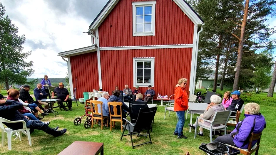 SPF Seniorerna i Överkalix rapporterar att de har träffats på ett coronasäkert sätt ute hos Inga och Bo-Erik Karlsson i Grelsbyn, där de genomförde årsmöte, samt umgicks och hade ett lotteri. Träffen avslutades med kaffe och laxsmörgås.