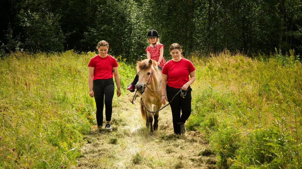 Föreningen Norrfjärdens 4H kombinerar i helgen klubbmästerskap med att fira Piteås 400-årsjubileum. Många ryttare har anmält sig för att tävla, och för barnfamiljerna lockade barnridning och andra aktiviteter. Här rider 6-åriga Amy Trydvall på ponnyn Ruxan, ledsagad av Agnes Lundberg och Wilma Ehngren.