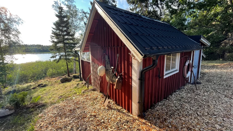 Det nyfunna torpet i Medevi Brunn. "I och med att det är plåttak har huset klarat sig väldigt väl", säger Greger Hamilton.